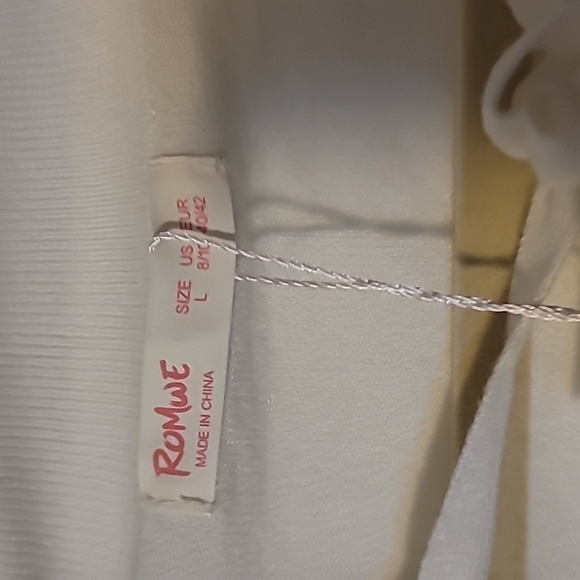 Cute sweater 😍 - Picture 2 of 3